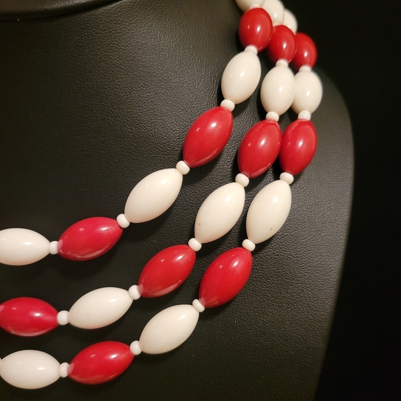Vintage Red & White Beaded Necklace - Picture 3 of 6